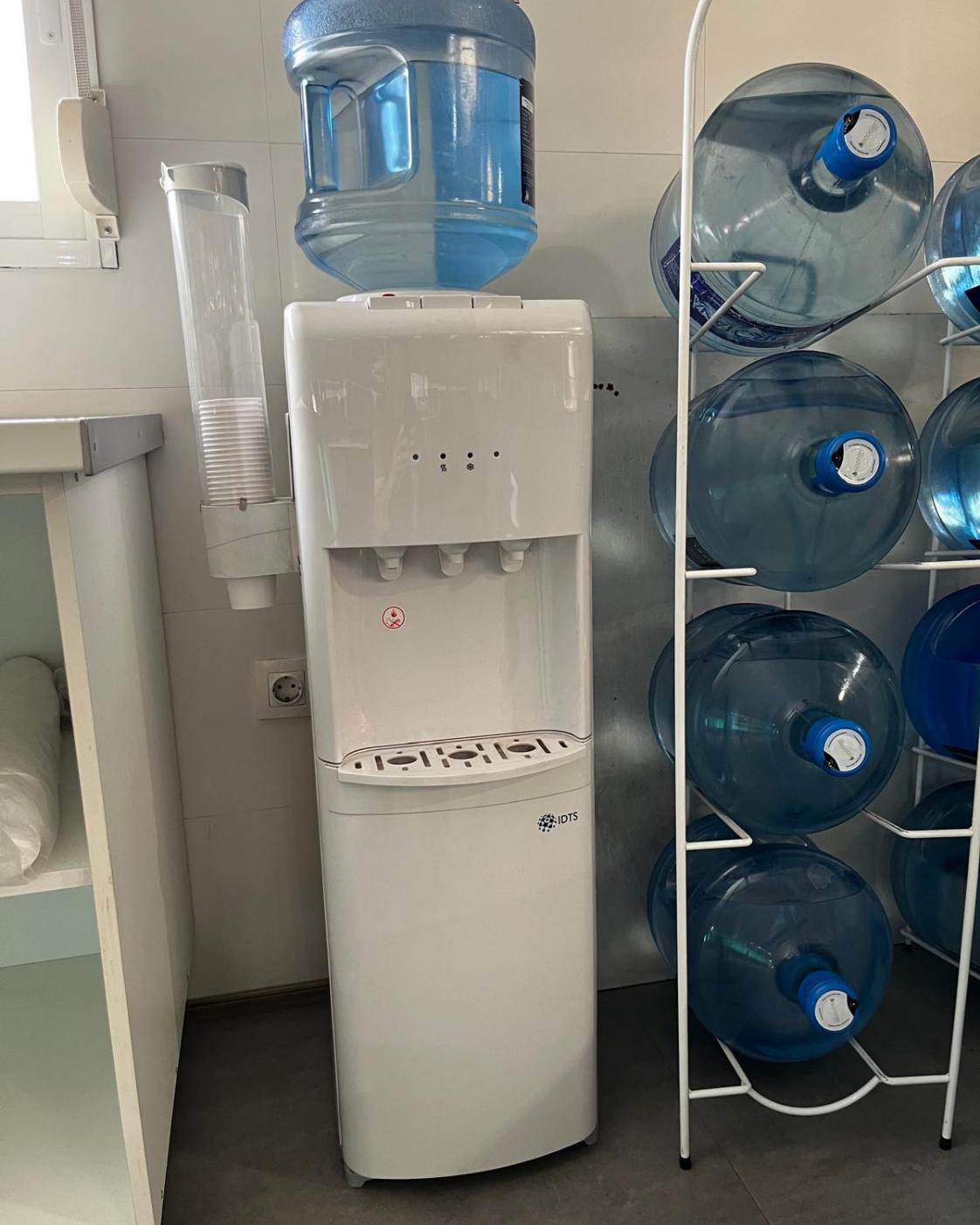fuente-agua-con-garrafa-empresas-cafrisnack-castellón-valencia