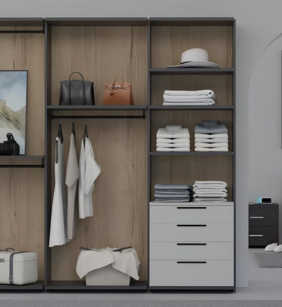Armario a medida con estanterías abiertas y acabados en madera para proyecto de interiorismo