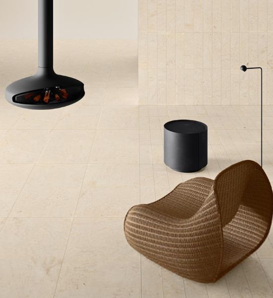 Espacio de baño con mobiliario de diseño y acabados naturales