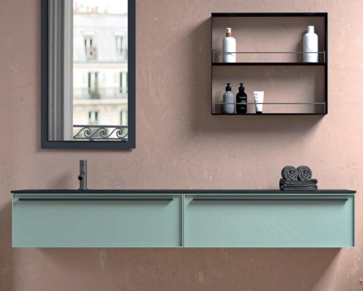 Mueble de baño suspendido con espejo y estantería para proyecto de interiorismo
