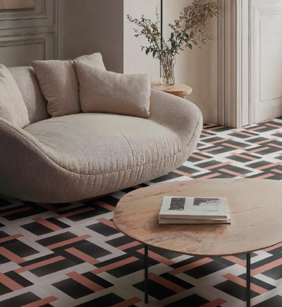 Salón moderno con alfombra decorativa y mobiliario de interiorismo