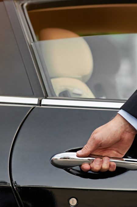 abriendo la puerta del coche